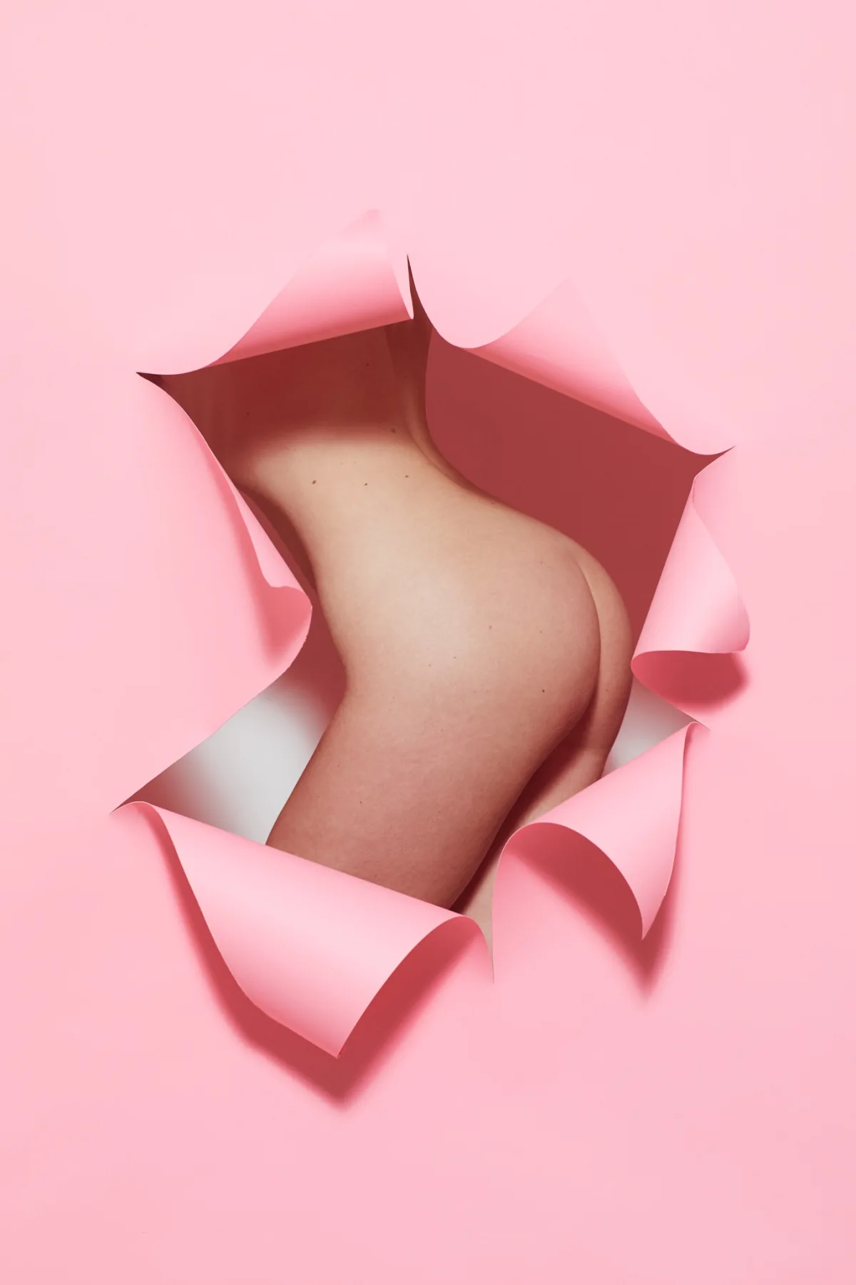 Composition photographique de nu artistique, détail du corps encadré de papier rose, sans visage
